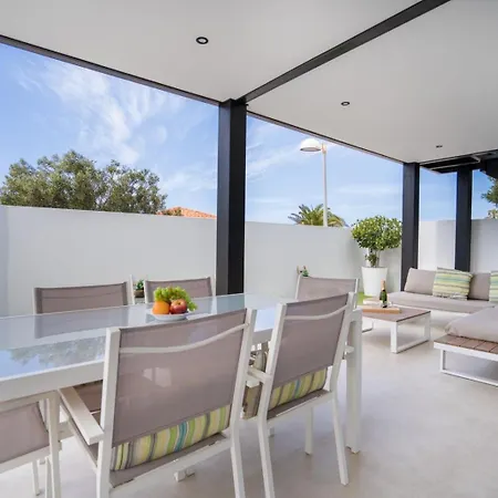 בית נופש Ocean Vibes With Sea View And Private Heated Pool